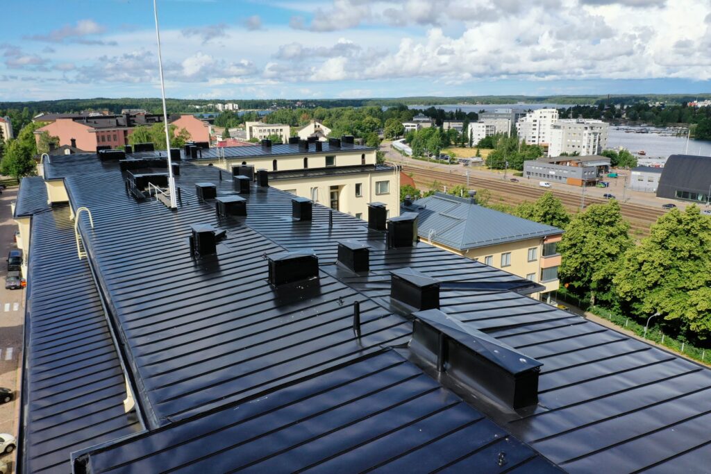 Vesikaton maalaus - Asunto Oy Merikotka, Kotka