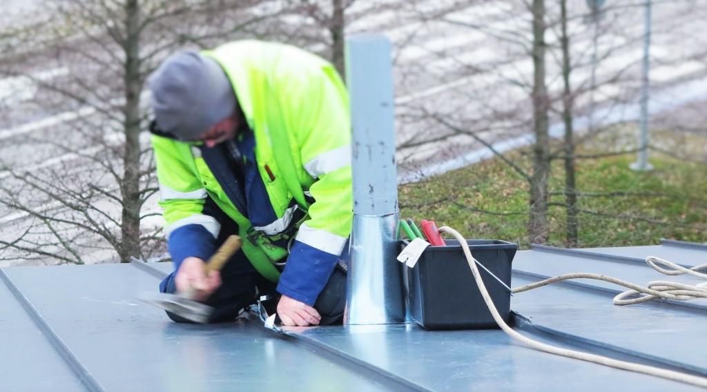 Kattohuollon yhteydessä käytämme vain laadukkaita ja yhteensopivia materiaaleja ja tarvikkeita.