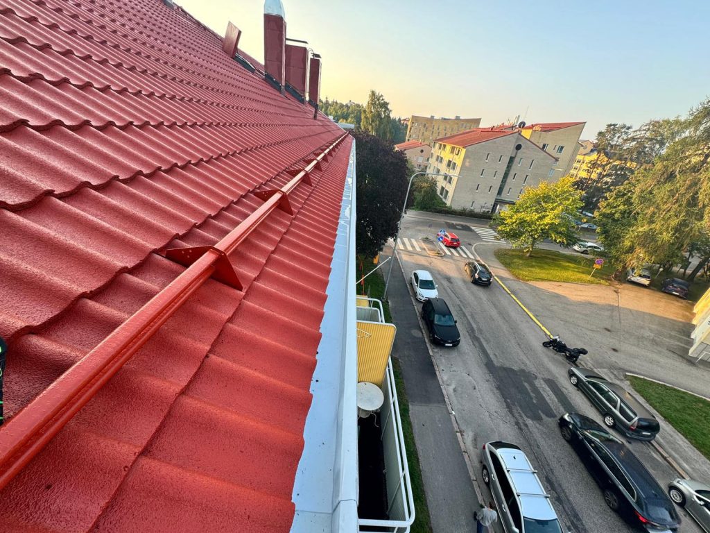 Pinnoitettu tiilikatto suojaa kosteudelta ja sammaleelta, pidentäen katon käyttöikää. Eskate Oy tarjoaa ammattitaitoista kattopinnoitusta Etelä-Suomessa ja Kymenlaaksossa.